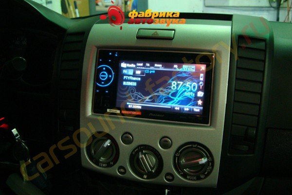 установка головного устройства Pioneer AVH-2400BT Pioneer AVH-2400BT Mazda BT 50