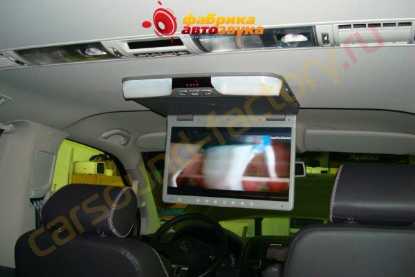 установка потолочного монитора AVIS Volkswagen Multivan