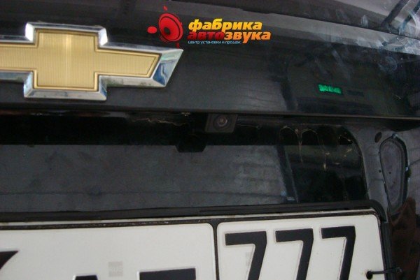 установка камеры заднего вида AVIS Chevrolet Captiva 