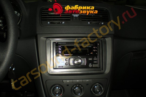 установка автомагнитолы Alpine CDE-W203Ri Alpine CDE-W203Ri Skoda Yeti
