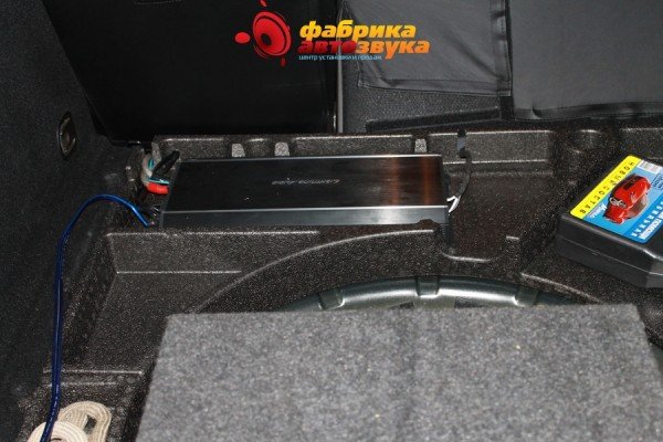 установка и подключение усилителя Lightning Audio Opel Astra J