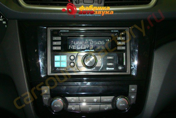 установка магнитолы Alpine CDE-W235BT Nissan Qashqai 2015