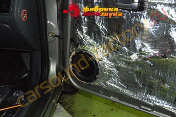 установка акустики в передние двери DLS R6A DLS R6A Nissan Almera