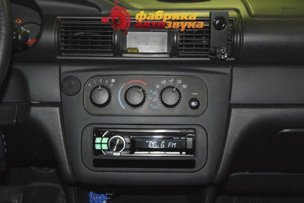 Установка магнитолы Alpine CDE-111R Alpine CDE-111R Chrysler 300M