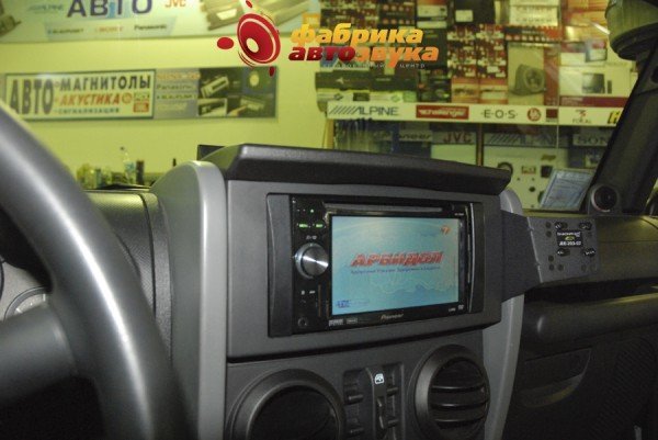Установка магнитолы Pioneer Pioneer AVIC-F900BT Jeep Wrangler