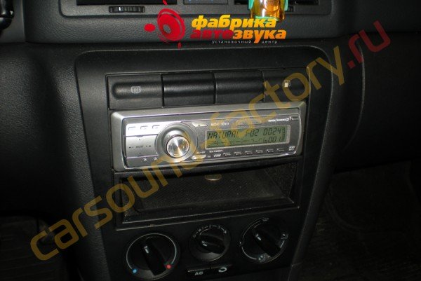 установка автомагнитолы Pioneer DEH-P4850MPH Pioneer DEH-P4850MPH Skoda Octavia