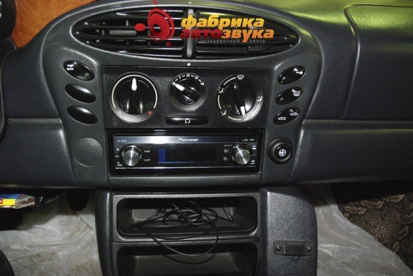 Установка автомагнитолы Pioneer DEH-P88RSII Porsche Boxter