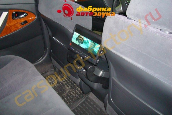 монитор в консоль подлокотника AVIS Toyota Camry