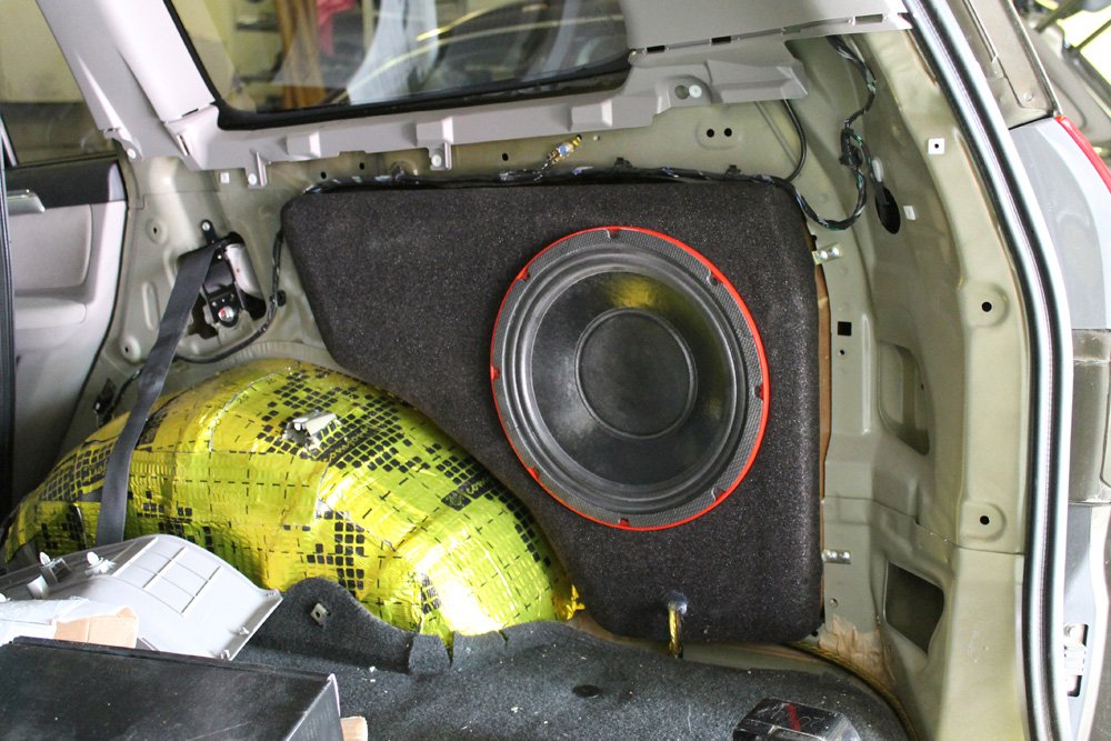 Установка сабвуфера в Mitsubishi Pajero Sport