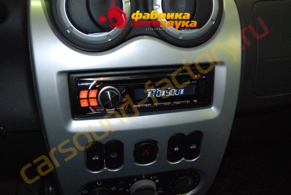 Установка магнитолы Alpine CDE-111RM Alpine CDE-111RM Renault Sandero