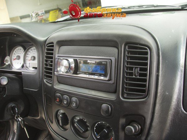 Установка магнитолы Pioneer DEH-P7000UB Pioneer DEH-P7000UB Ford Maverick