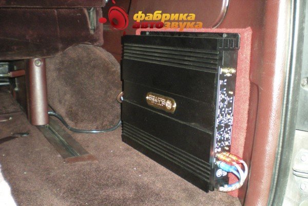 Установка усилителя мощности DLS CA450i Toyota Hiace