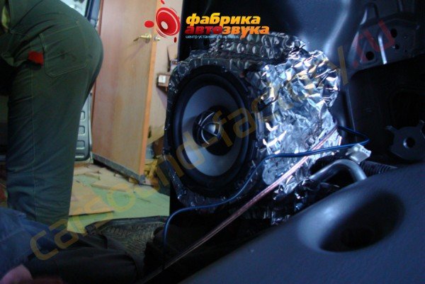 установка коаксиальной тыловой акустики DLS UX26 Toyota Sienna