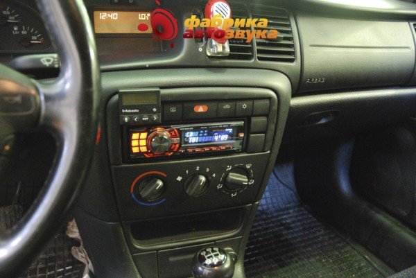 Установка магнитолы Alpine Alpine CDE-9880R Opel Vectra