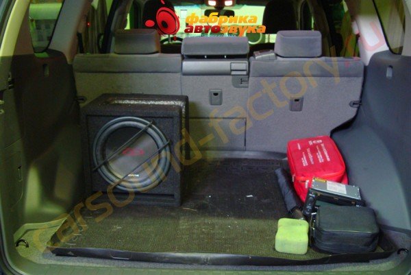 установка сабвуфера Alpine SBG-1244BR Toyota Land Cruiser Prado 150