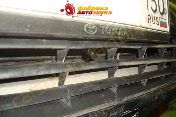 установка камеры переднего вида AVIS Toyota Sequoia