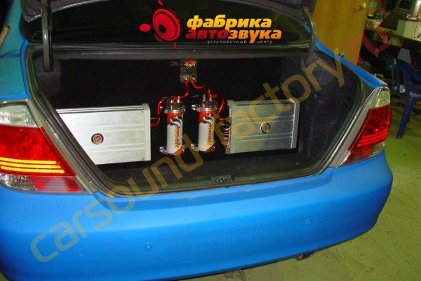 установка сабвуфера и конденсатора DLS MA41 и DLS MAD15 Toyota Camry