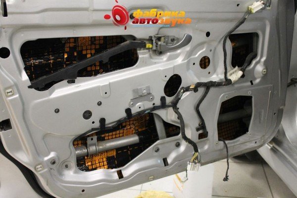 шумоизоляция двери в 1 слой Comfort Mitsubishi Carisma
