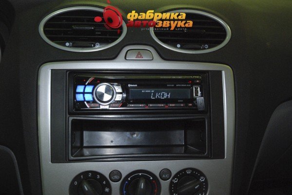 Установка магнитолы Alpine Alpine CDE-113BT Ford Focus 2
