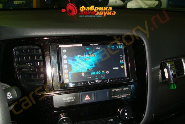 установка магнитолы Pioneer AVH-X4600DVD Pioneer AVH-X4600DVD Mitsubishi Outlander 2013