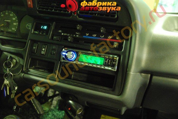 установка автомагнитолы JVC KD-DV7407EE Toyota Hiace