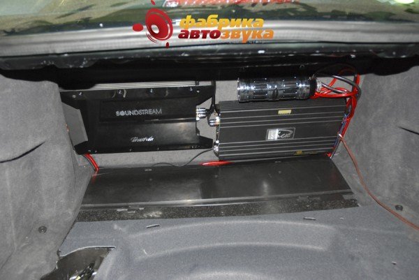 Установка усилителей мощности Kicx KAP-47, Soundstream TRX 2000D Merсedes CLS500