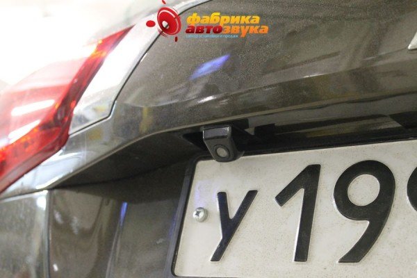 замена камеры заднего вида Avis Mitsubishi Outlander 2013