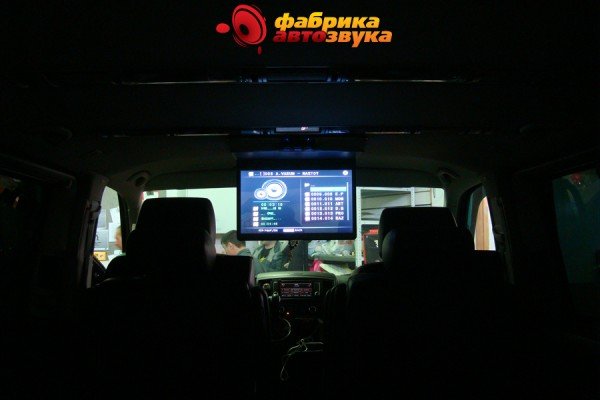 установка потолочного монитора AVIS Volkswagen Multivan
