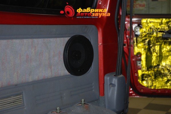 установка задней акустики DLS Nissan Serena
