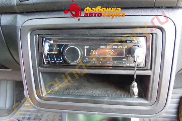 Инсталляция автомагнитолы Pioneer DEH-4200SD Skoda Fabia