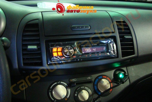 Установка автомагнитолы Alpine CDE-120RM Alpine CDE-120RM Nissan Micra