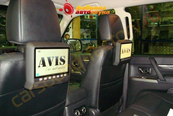 установка навесных подголовников с мониторами AVIS Mitsubishi Pajero 4