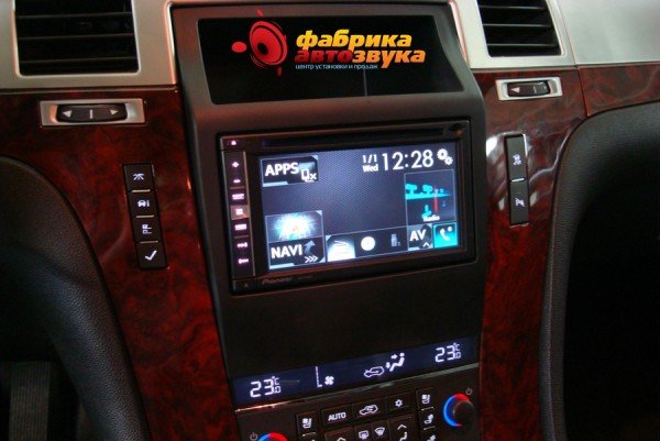установка автомагнитолы Pioneer AVIC-F960BT Pioneer AVIC-F960BT Cadillac Escalade
