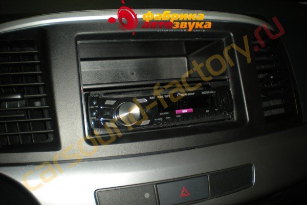 установка 1din автомагнитолы Pioneer DEH-2320UB Pioneer DEH-2320UB Mitsubishi Lancer X