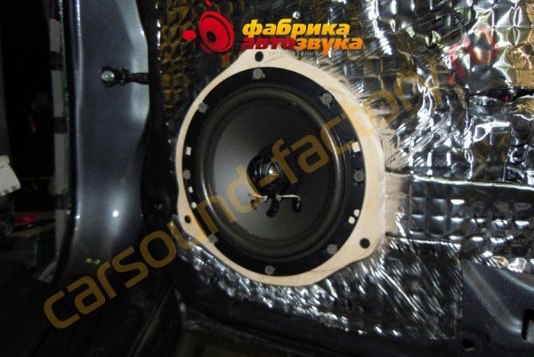 установка динамиков DLS 426 Mitsubishi Outlander