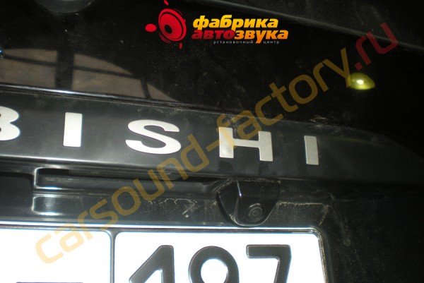 установка камеры заднего вида AVIS AVIS Mitsubishi Pajero