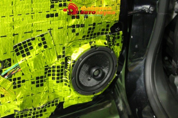 установка акустики в задние двери DLS 326 Opel Astra J