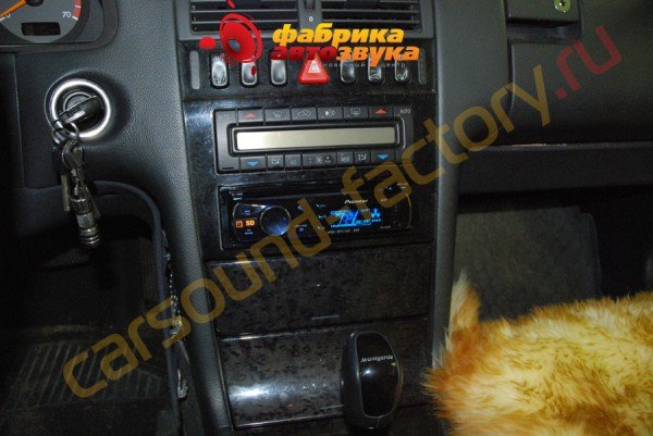 установка автомагнитолы Pioneer DEH-5200SD Merсedes E320