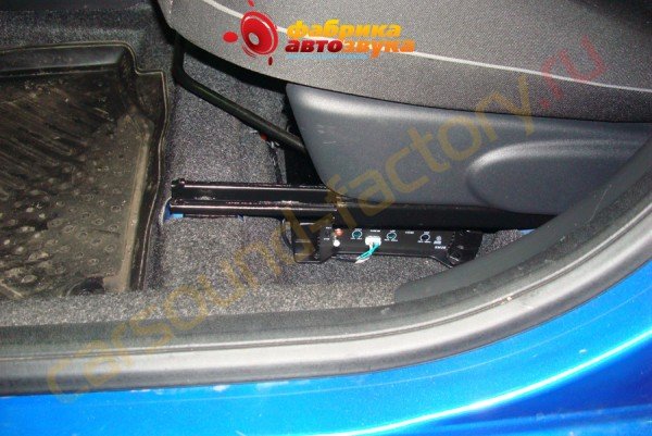 установка усилителя мощности DLS XM20 DLS XM20 Peugeot 107