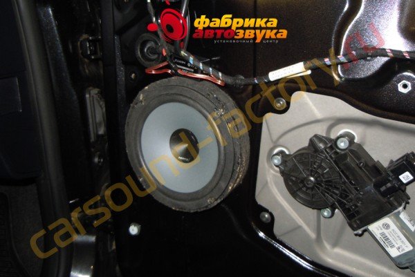 Установка акустики Hertz Skoda Fabia