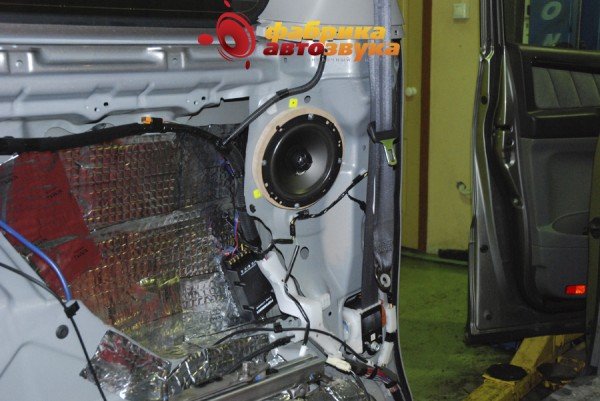 Установка акустики DLS DLS 426 Toyota Alphard