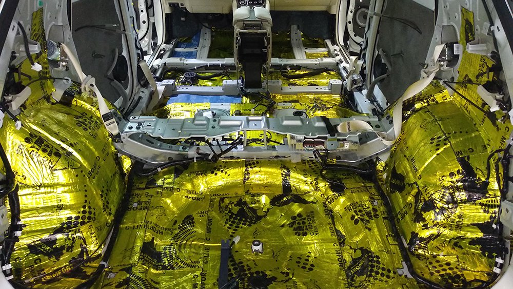 Шумоизоляция пола Nissan Murano первым слоем